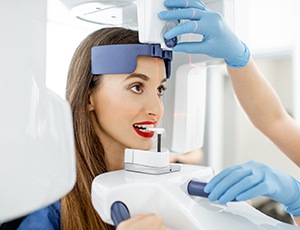  young woman using CBCT Scanner