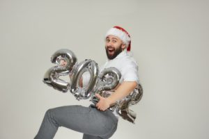 man with 2022 new year’s balloons